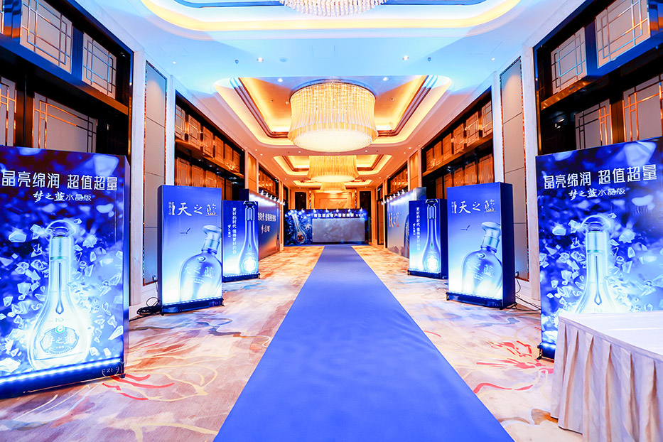 中國夢,夢之藍 抬頭仰望,蔚藍的天空寄托著億萬中國人的夢想?；蛟S在外太空是黑茫茫一片,或許到太空的距離還很遙遠,但這都不會阻撓中國人對它的探索和追求就是這樣君達酒業(yè)一直懷有對客戶的感恩之心，回饋客戶5.12不懼狂風暴雨，依舊高朋滿座 19：00在持人甜美的聲音中開啟答謝晚會本次客戶答謝會除了有豐盛的獎品外由汗馬文化團隊提供了活動布置，外籍女歌手，溫柔高雅的江南舞蹈《芒種》《小城雨巷》，更有大型互動節(jié)目超級魔術師帶來的火箭穿人，大家一起來先睹為快，感受一下活動現場的氛圍汗馬文化提供活動策劃演藝節(jié)目外籍歌手魔術師舞蹈